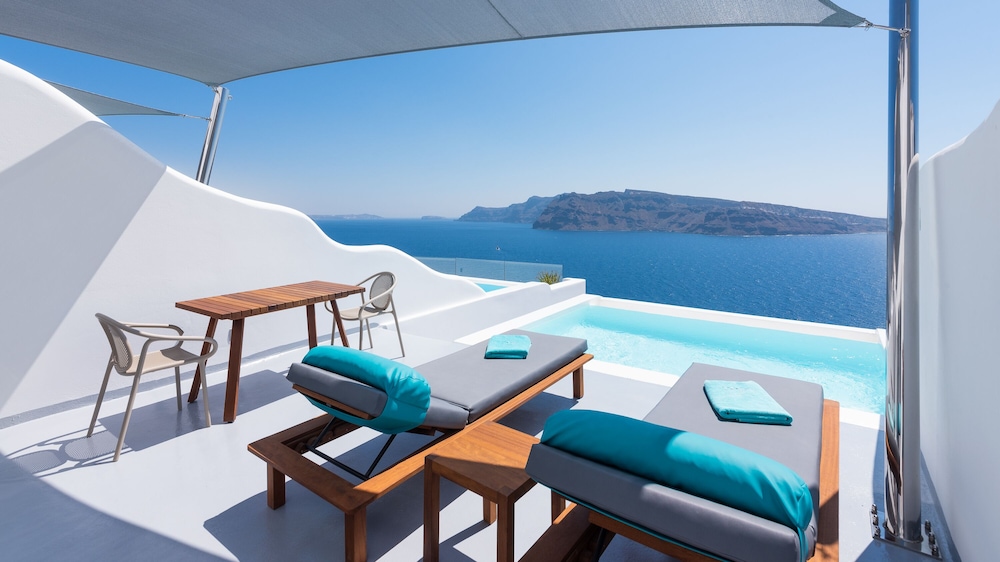 Maregio Suites — Swimming pool in Oia, South Aegean