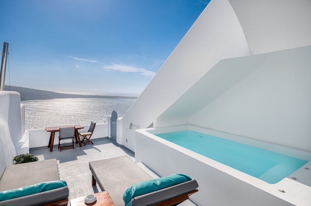 Maregio Suites — Swimming pool in Oia, South Aegean