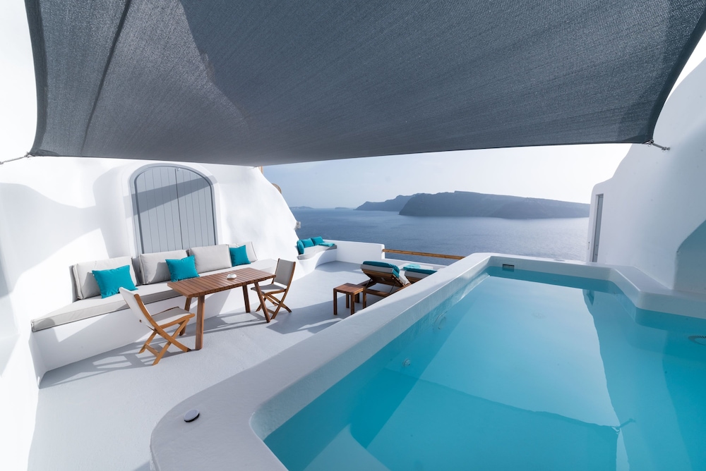 Maregio Suites — Swimming pool in Oia, South Aegean