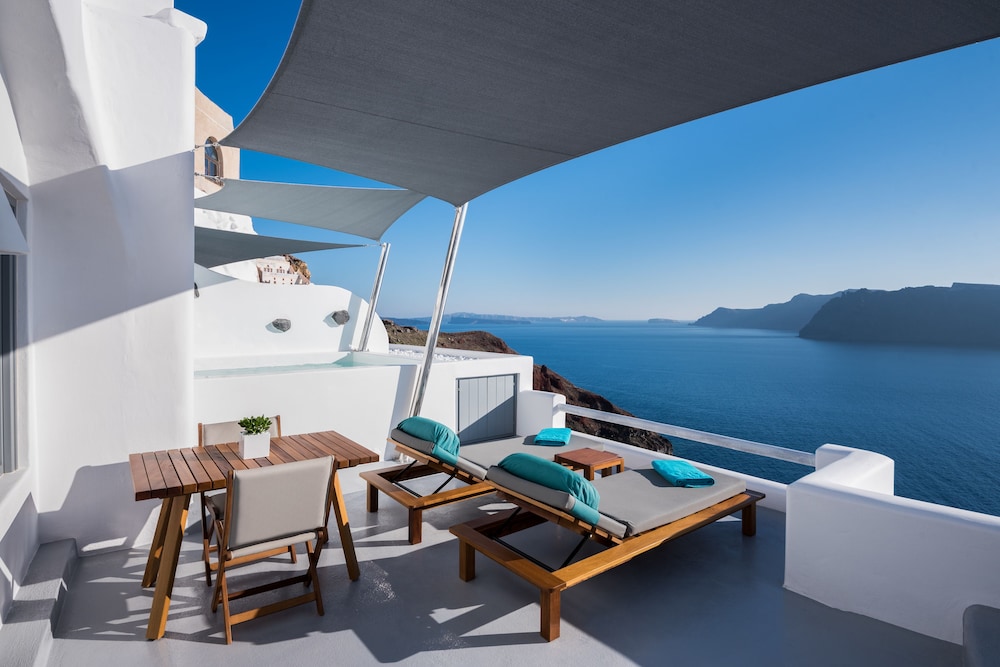 Maregio Suites — Hotel building in Oia, South Aegean