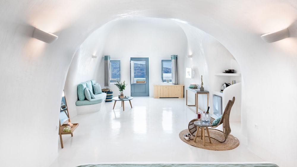 Maregio Suites — Hotel rooms in Oia, South Aegean