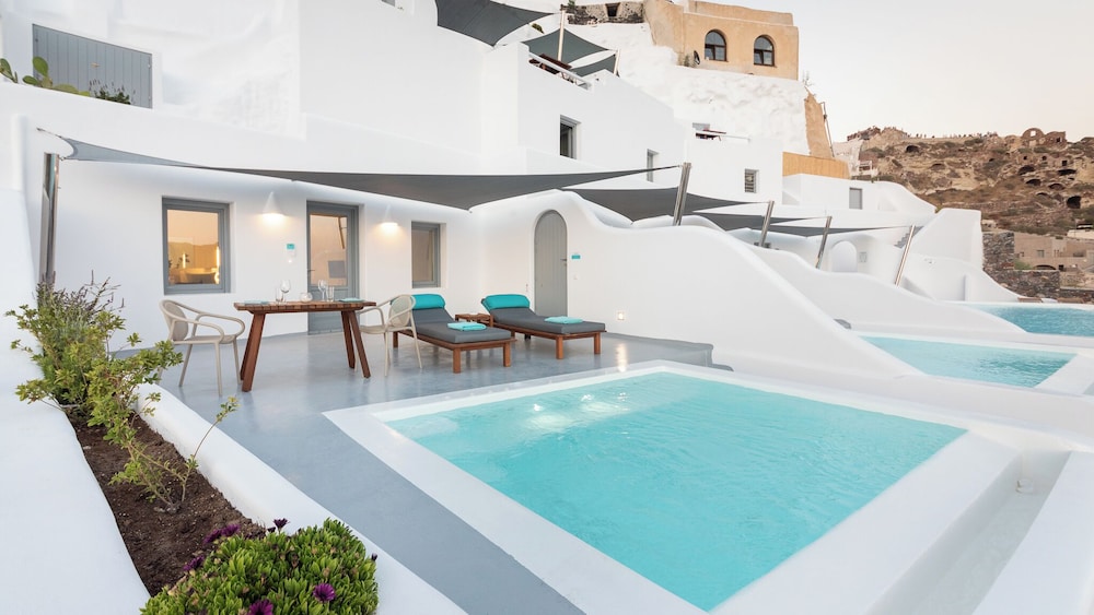 Maregio Suites — Swimming pool in Oia, South Aegean