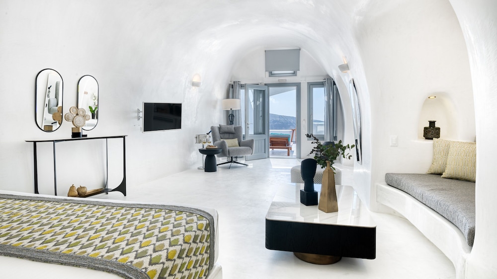 Maregio Suites — Hotel rooms in Oia, South Aegean