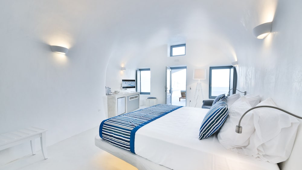 Maregio Suites — Hotel rooms in Oia, South Aegean