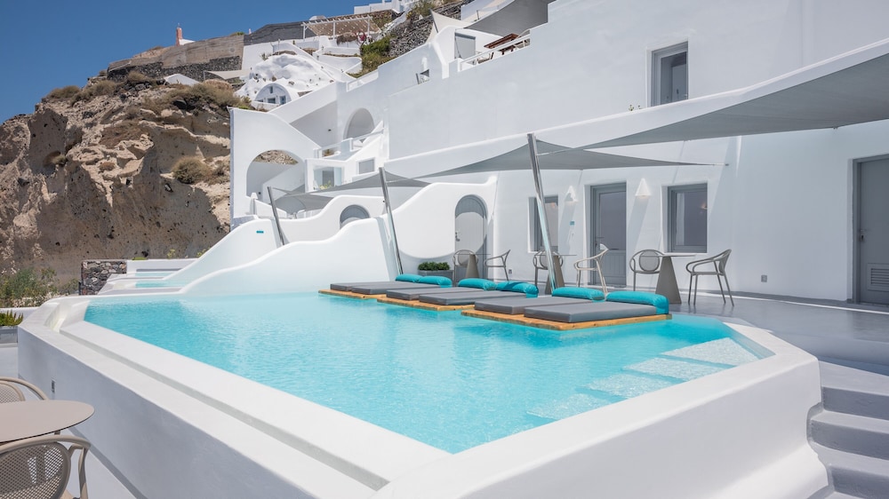 Maregio Suites — Swimming pool in Oia, South Aegean