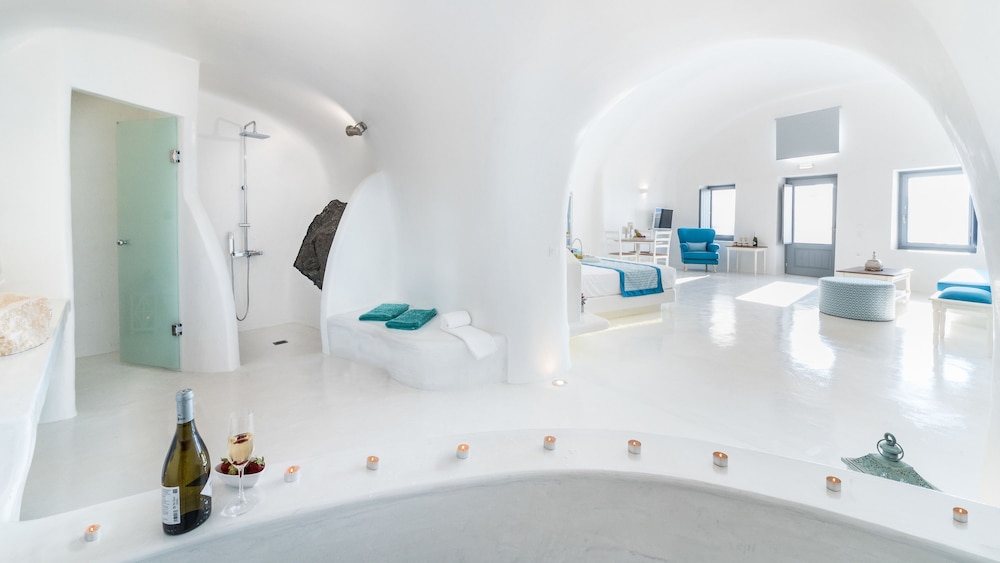 Maregio Suites — Hotel rooms in Oia, South Aegean