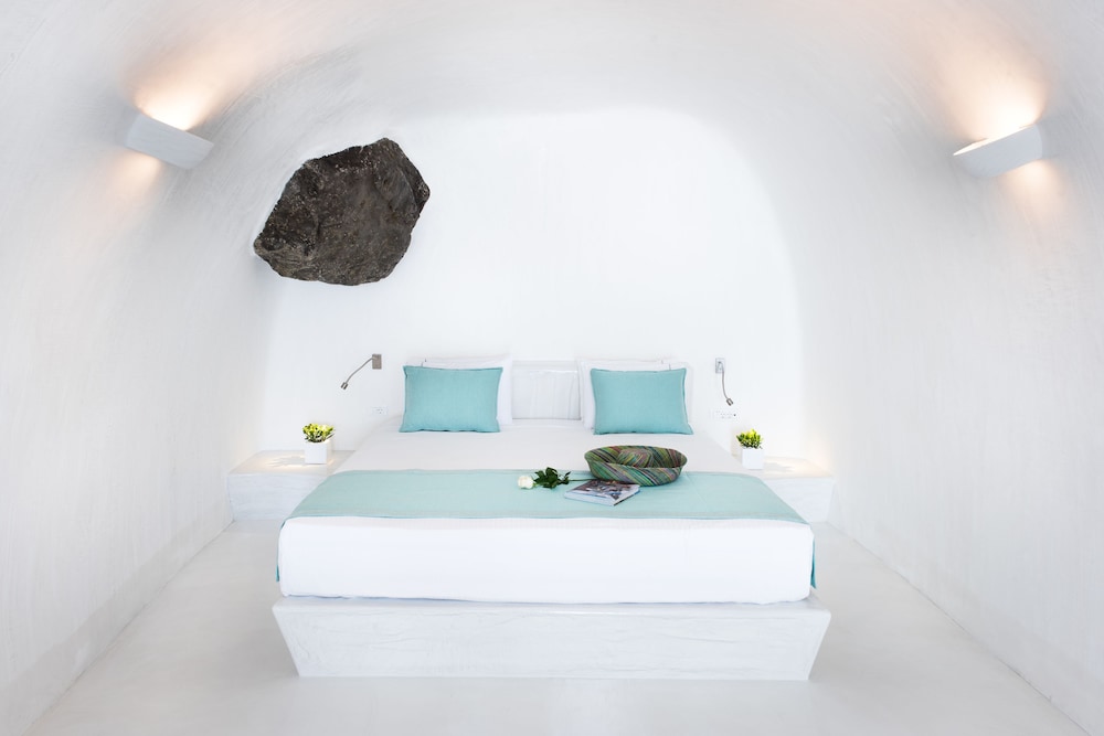 Maregio Suites — Hotel rooms in Oia, South Aegean