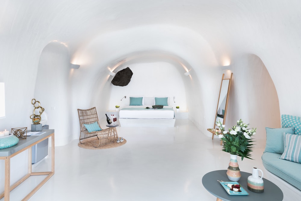 Maregio Suites — Hotel rooms in Oia, South Aegean