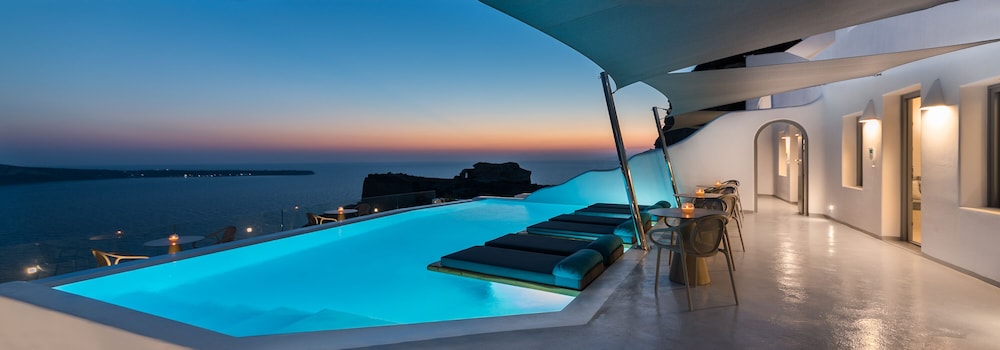 Maregio Suites — Swimming pool in Oia, South Aegean