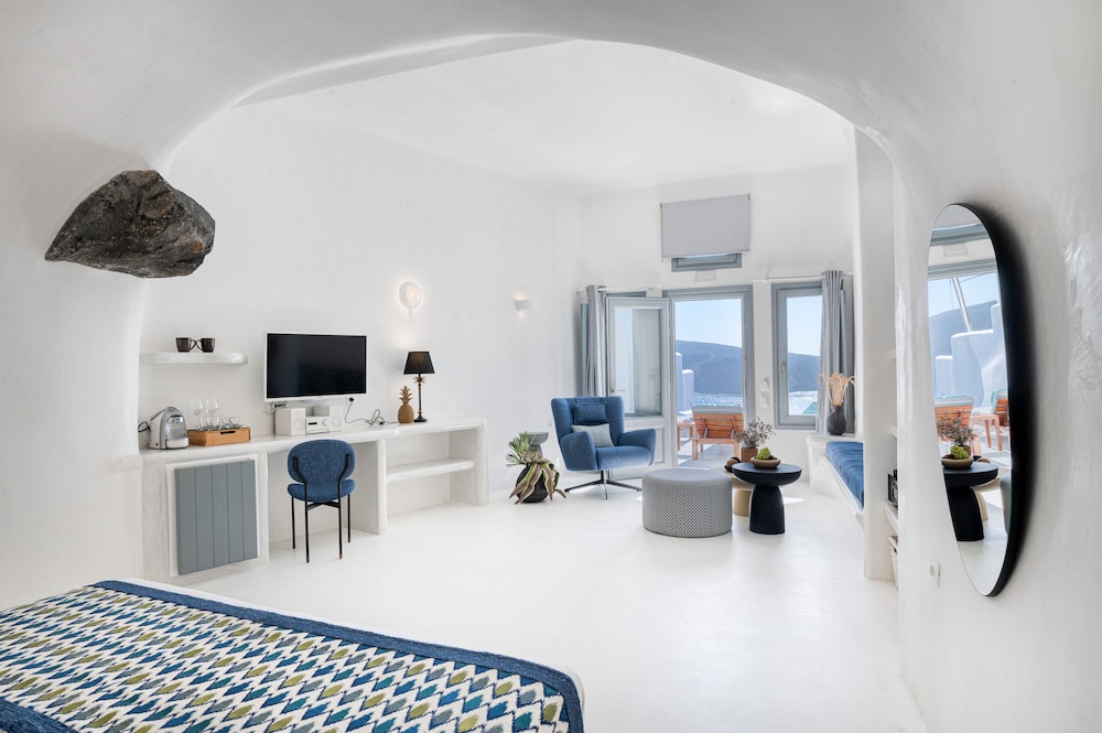 Maregio Suites — Hotel rooms in Oia, South Aegean