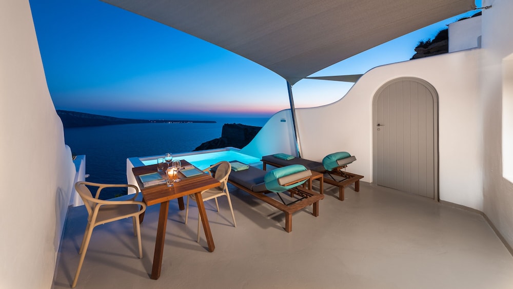 Maregio Suites — Hotel rooms in Oia, South Aegean