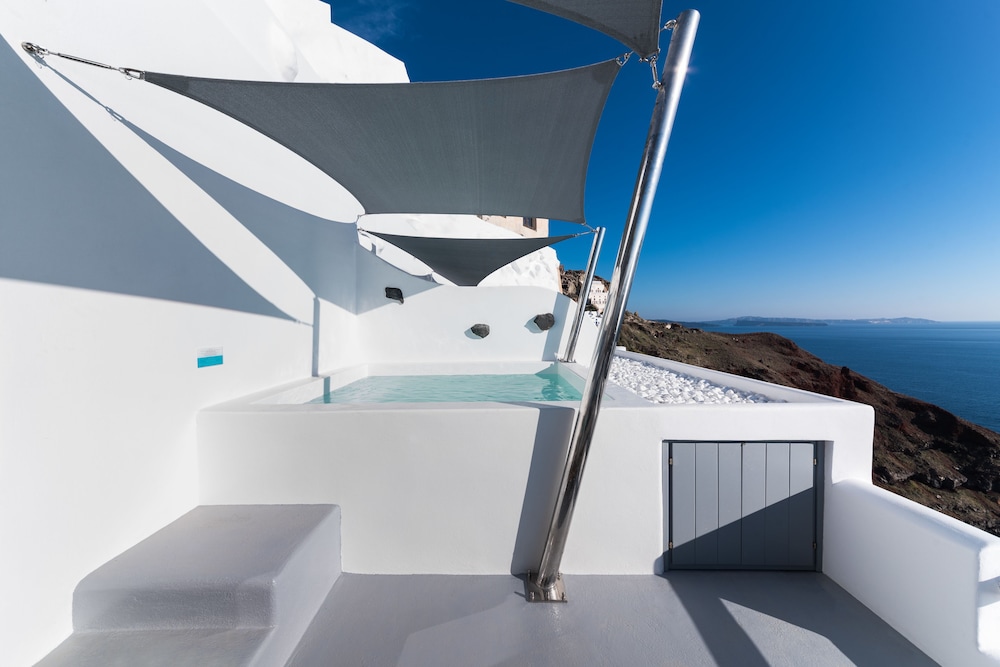 Maregio Suites — Swimming pool in Oia, South Aegean