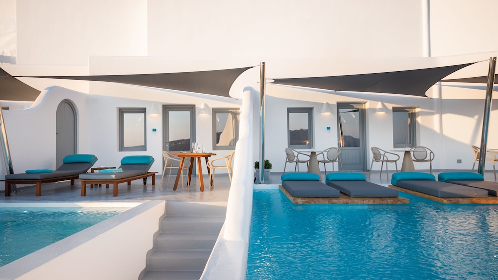Maregio Suites — Swimming pool in Oia, South Aegean