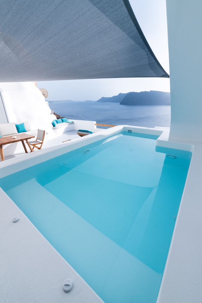 Maregio Suites — Swimming pool in Oia, South Aegean