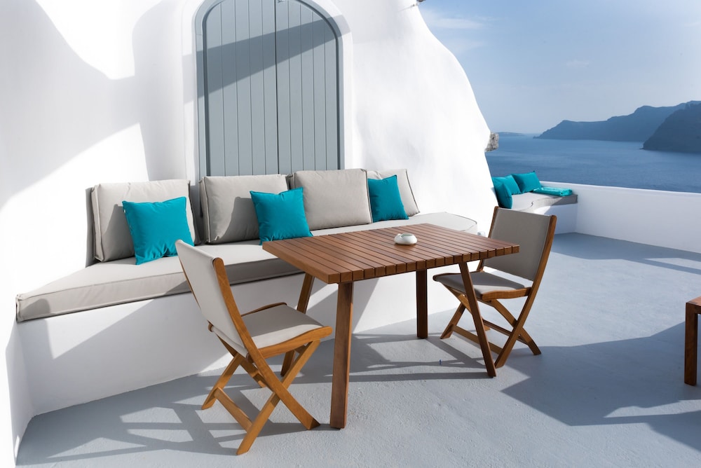 Maregio Suites — Hotel building in Oia, South Aegean