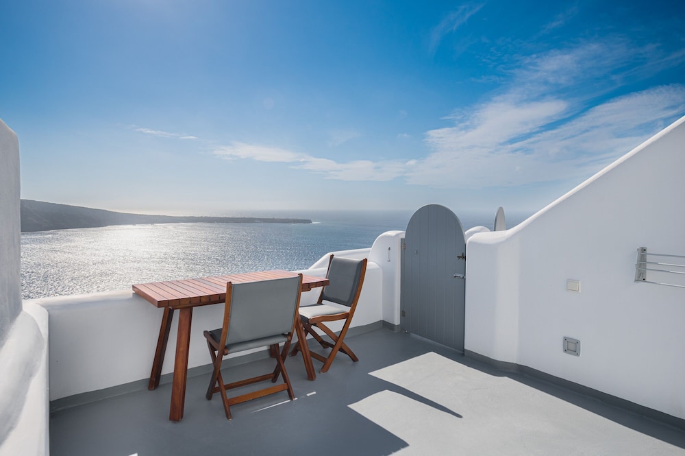 Maregio Suites — Hotel building in Oia, South Aegean