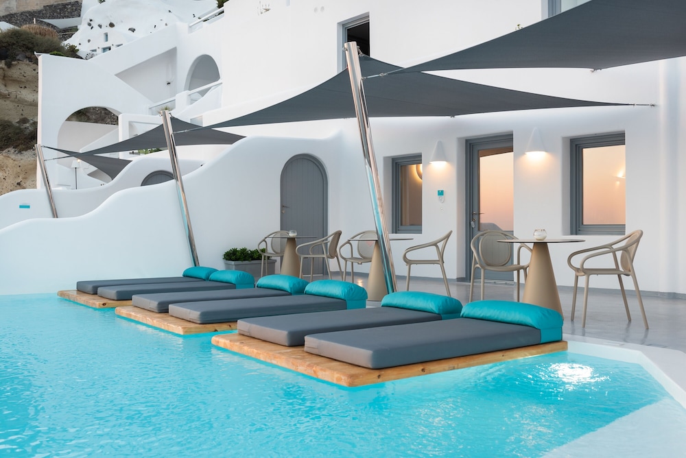Maregio Suites — Swimming pool in Oia, South Aegean
