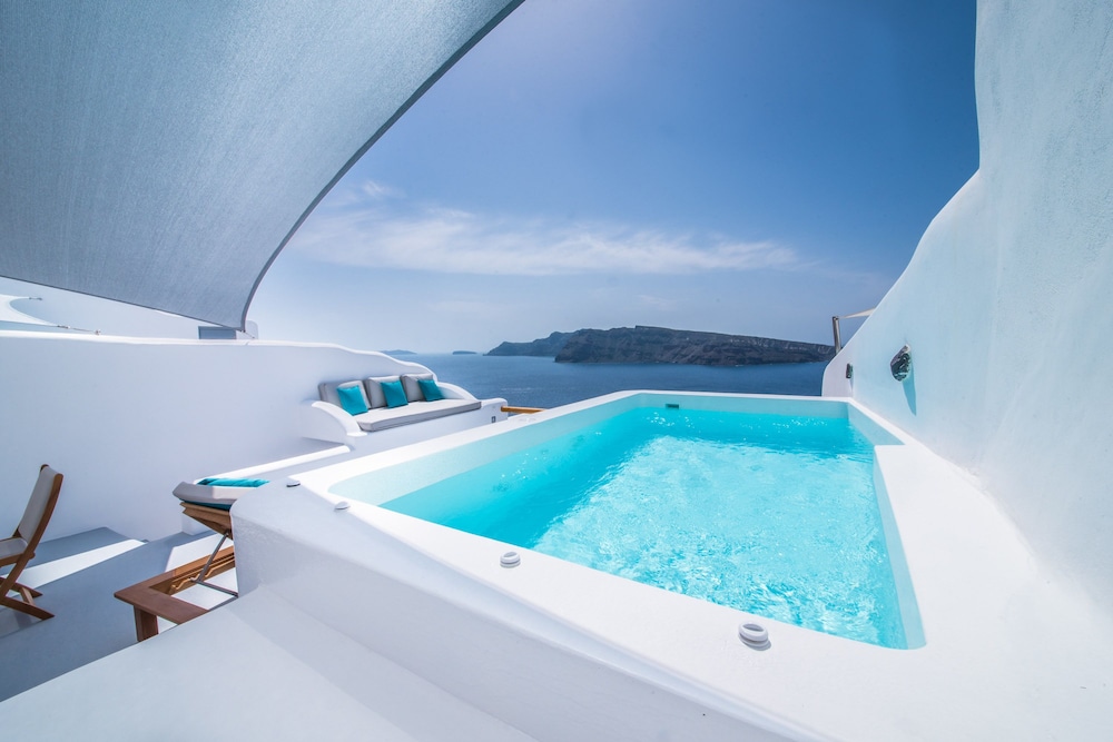 Maregio Suites — Swimming pool in Oia, South Aegean
