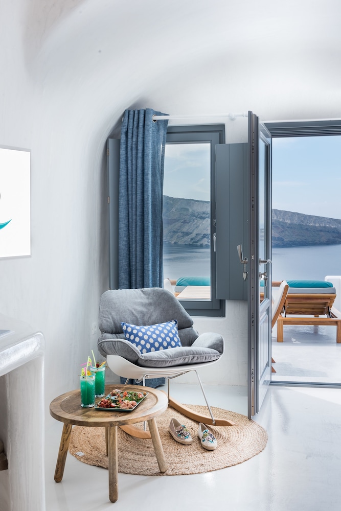 Maregio Suites — Hotel rooms in Oia, South Aegean
