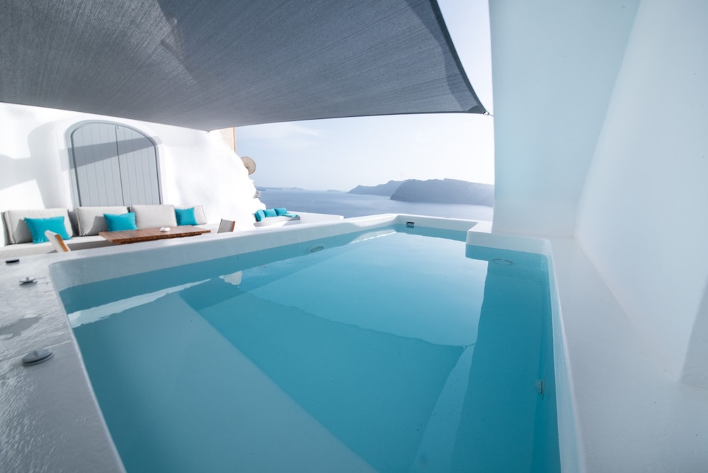 Maregio Suites — Swimming pool in Oia, South Aegean