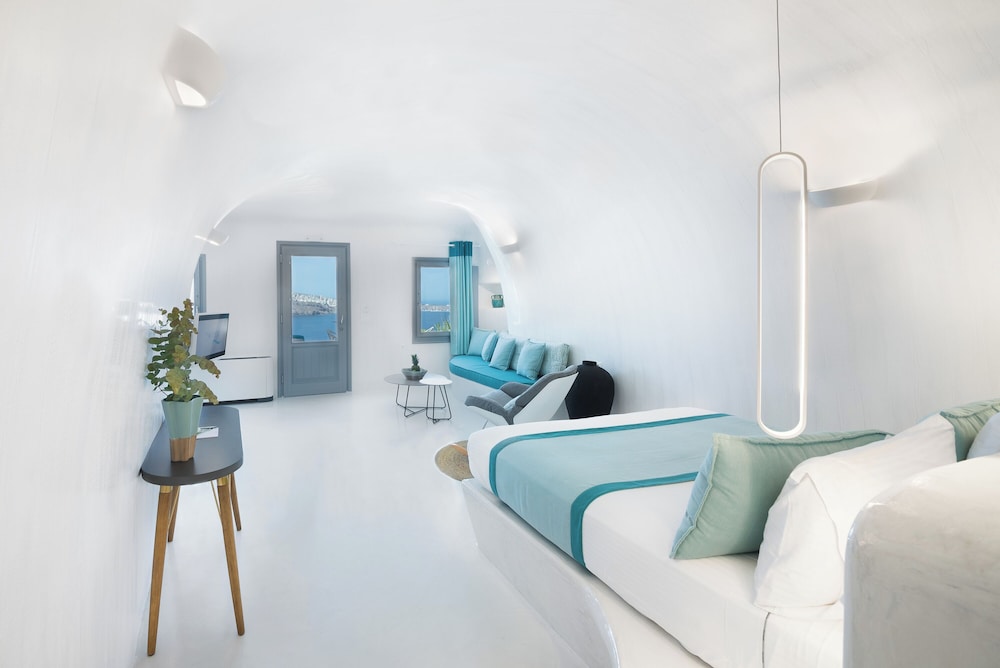 Maregio Suites — Hotel rooms in Oia, South Aegean