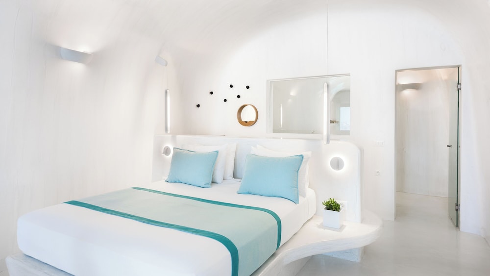Maregio Suites — Hotel rooms in Oia, South Aegean