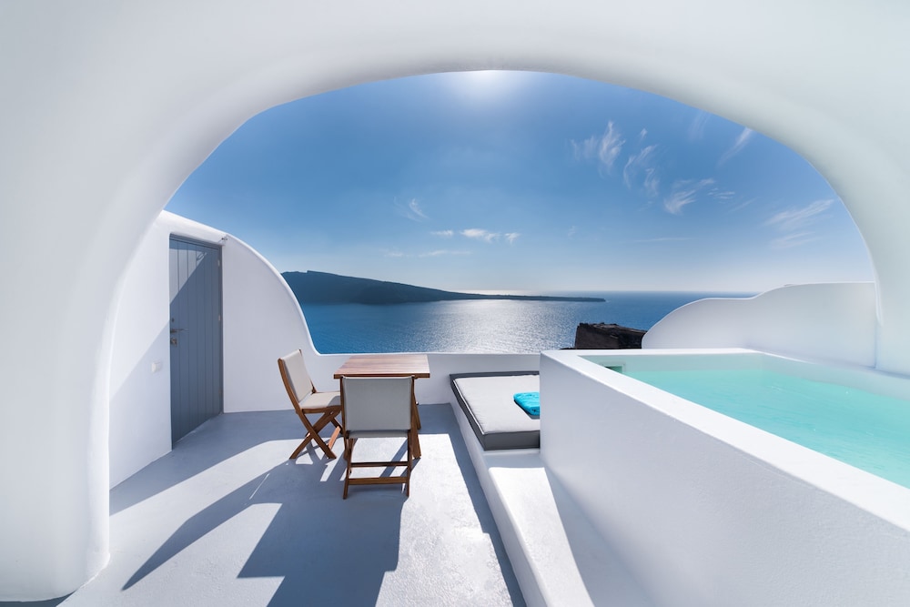 Maregio Suites — Hotel rooms in Oia, South Aegean
