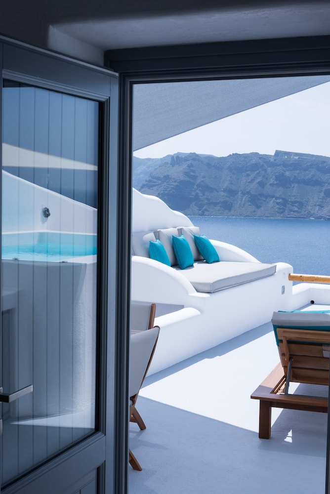Maregio Suites — Hotel rooms in Oia, South Aegean