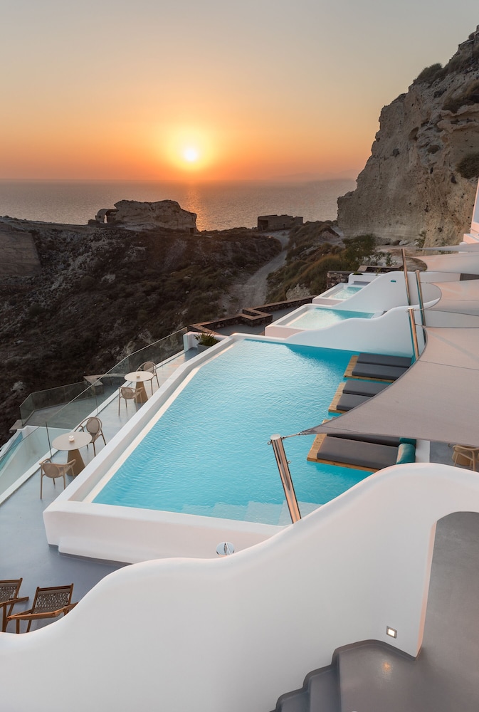 Maregio Suites — Swimming pool in Oia, South Aegean