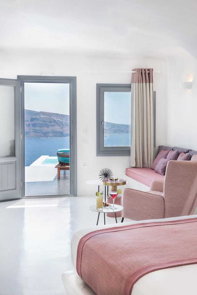 Maregio Suites — Hotel rooms in Oia, South Aegean