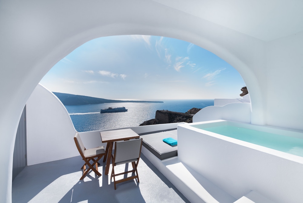 Maregio Suites — Hotel rooms in Oia, South Aegean