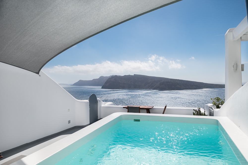 Maregio Suites — Swimming pool in Oia, South Aegean