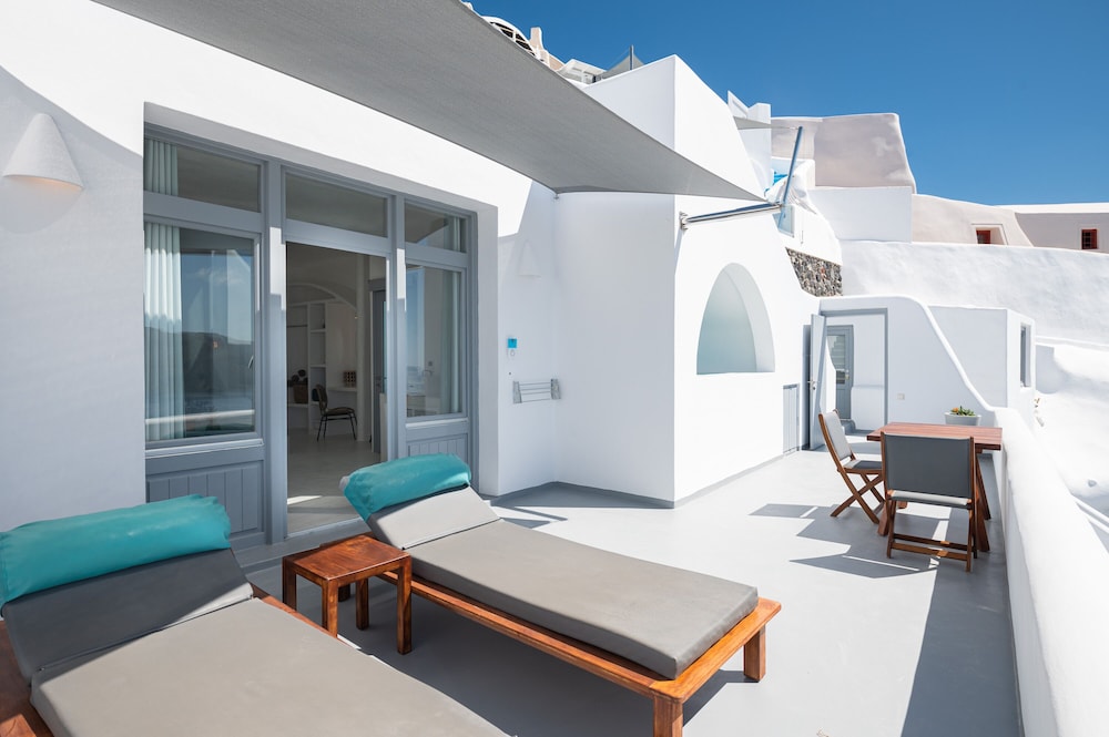 Maregio Suites — Hotel building in Oia, South Aegean
