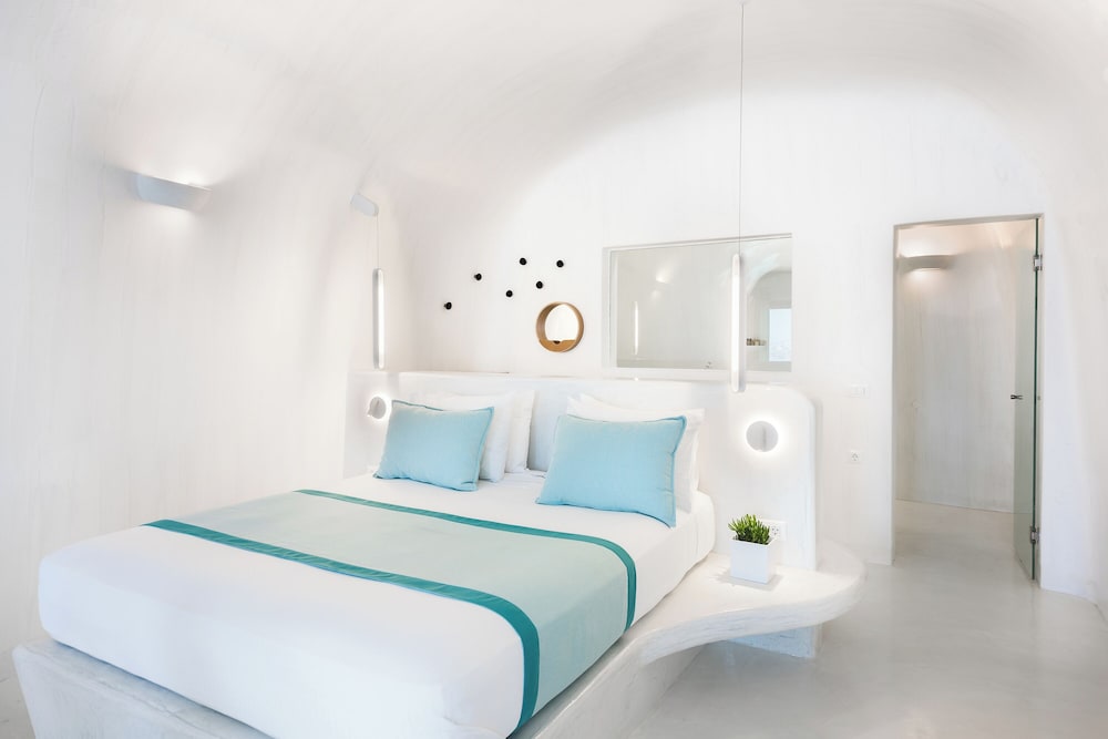 Maregio Suites — Hotel rooms in Oia, South Aegean
