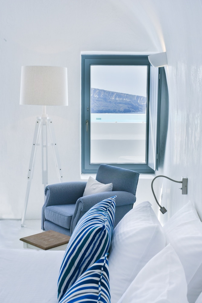 Maregio Suites — Hotel rooms in Oia, South Aegean