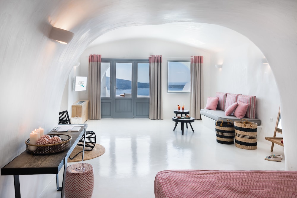 Maregio Suites — Hotel rooms in Oia, South Aegean