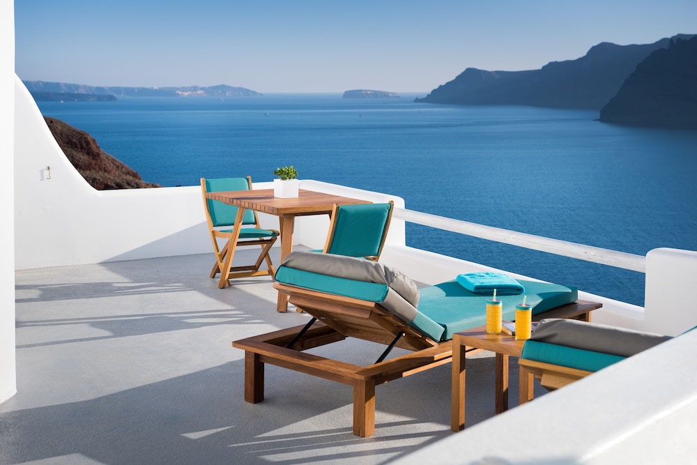 Maregio Suites — Hotel building in Oia, South Aegean
