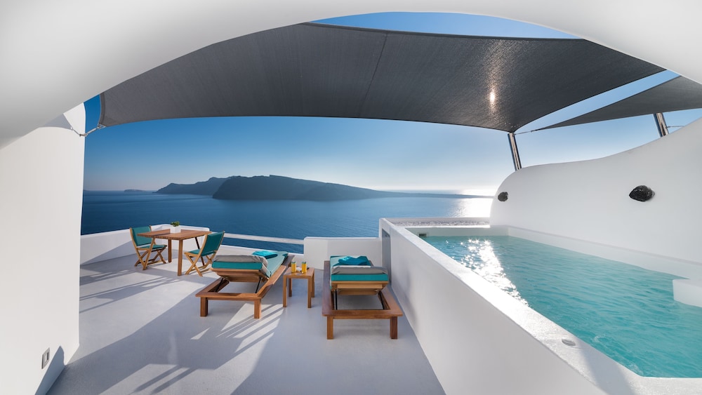 Maregio Suites — Swimming pool in Oia, South Aegean