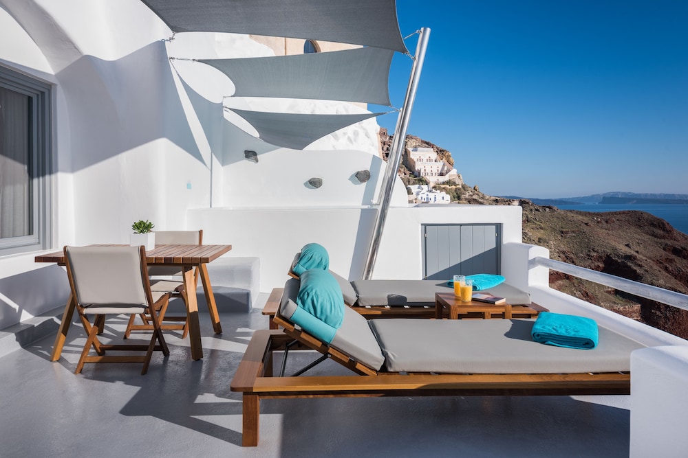Maregio Suites — Hotel building in Oia, South Aegean