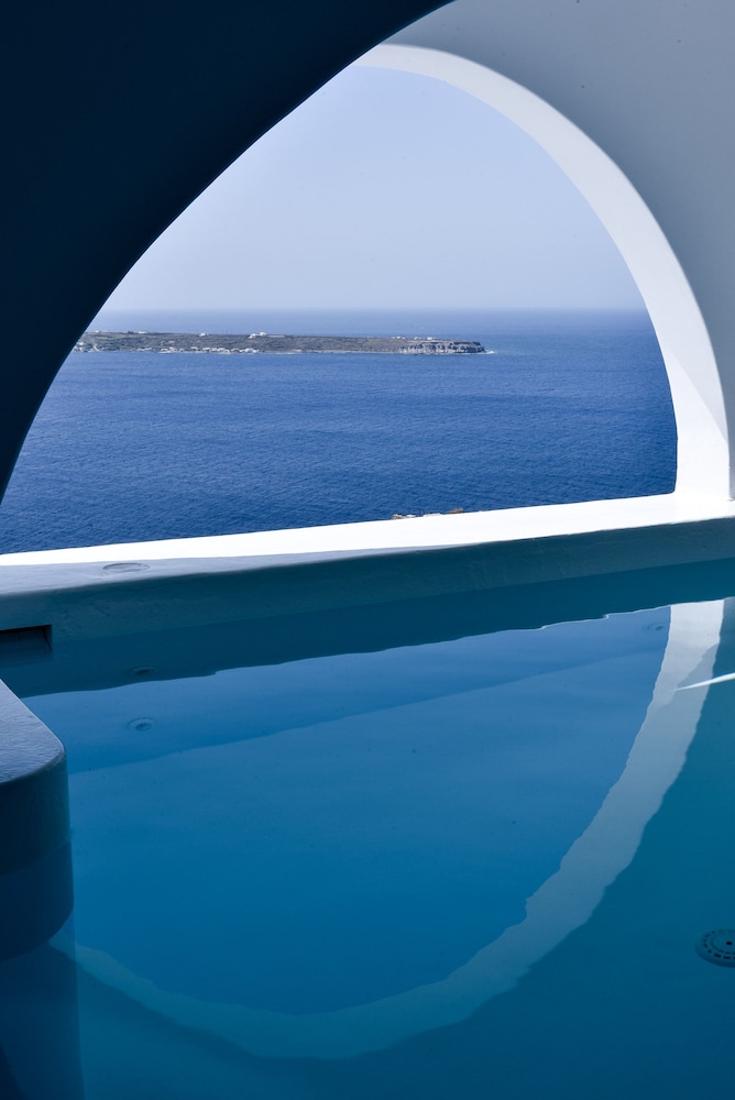 Maregio Suites — Swimming pool in Oia, South Aegean