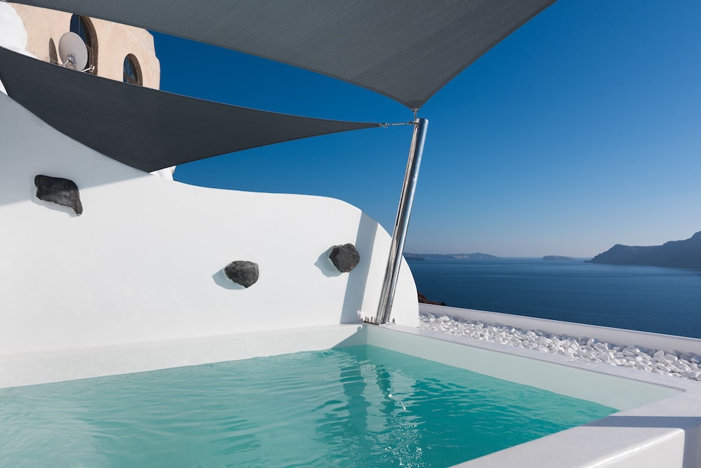 Maregio Suites — Swimming pool in Oia, South Aegean
