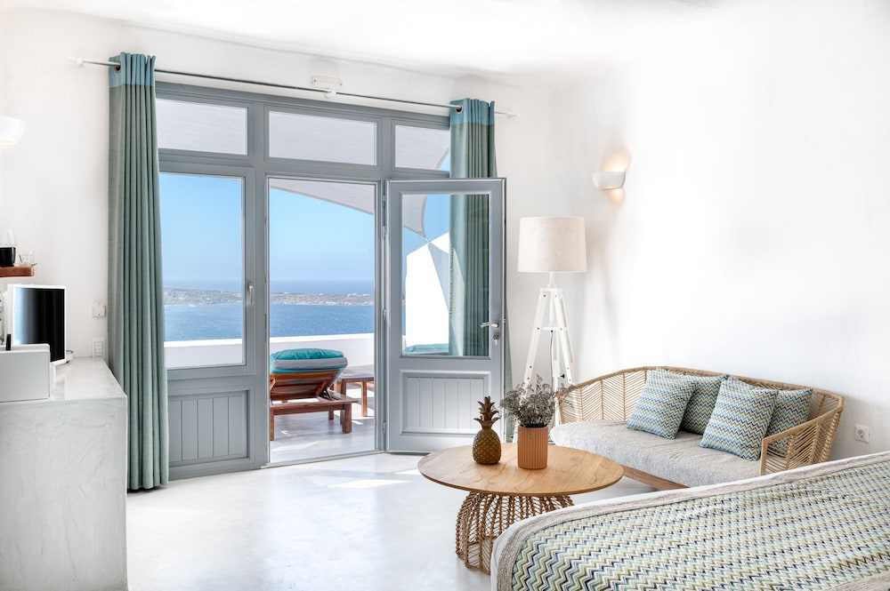 Maregio Suites — Hotel rooms in Oia, South Aegean
