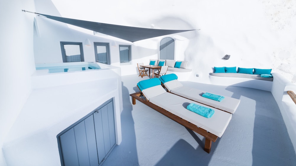 Maregio Suites — Hotel building in Oia, South Aegean
