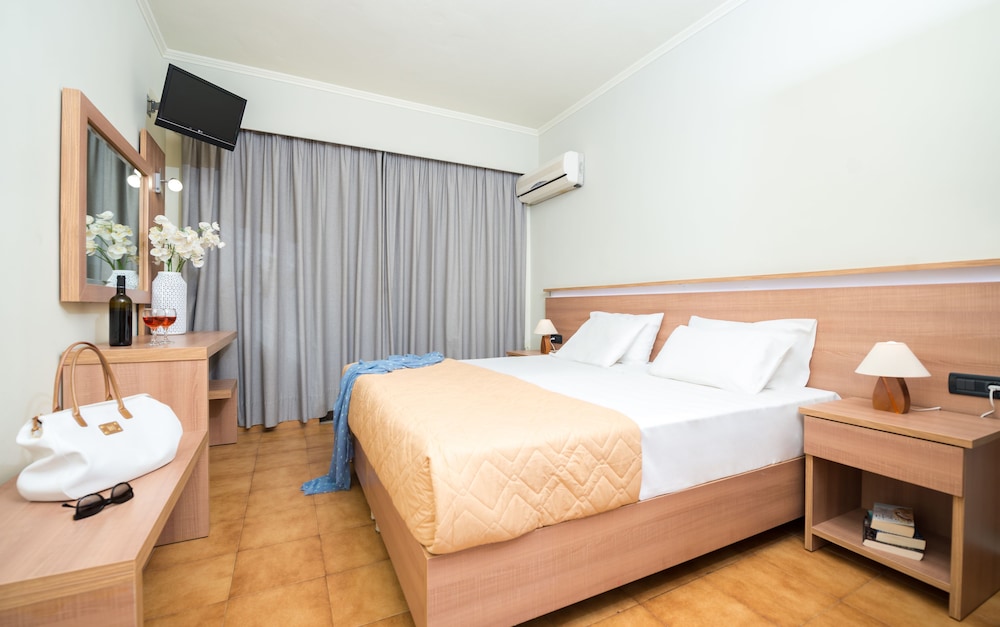 Ilios Hotel — Hotel rooms in Laganas, Ionian Islands