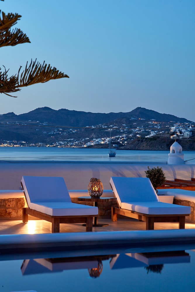 Mykonos Waves Beach House & Suites — Hotel building in Ornos, South Aegean