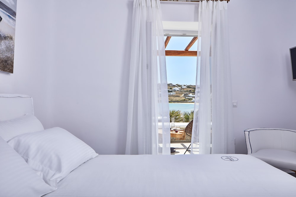 Mykonos Waves Beach House & Suites — Hotel rooms in Ornos, South Aegean