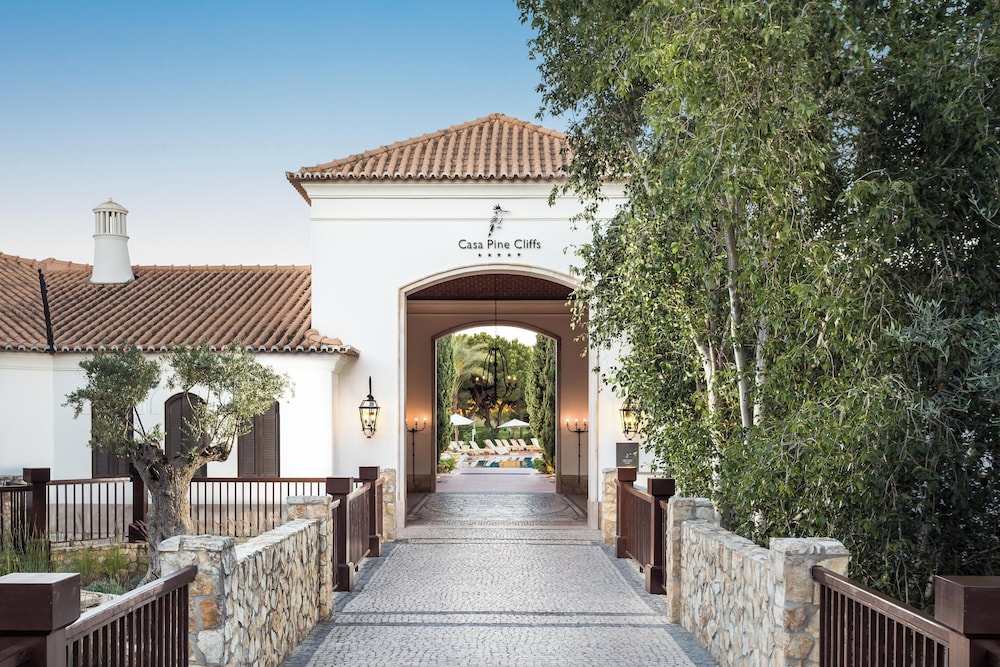 Pine Cliffs Residence, a Luxury Collection Resort, Algarve — Hotel building in Albufeira, Faro