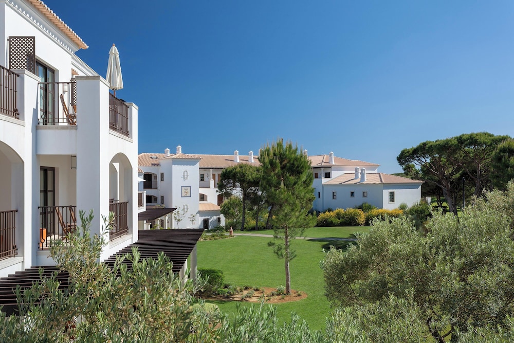 Pine Cliffs Residence, a Luxury Collection Resort, Algarve — Hotel building in Albufeira, Faro