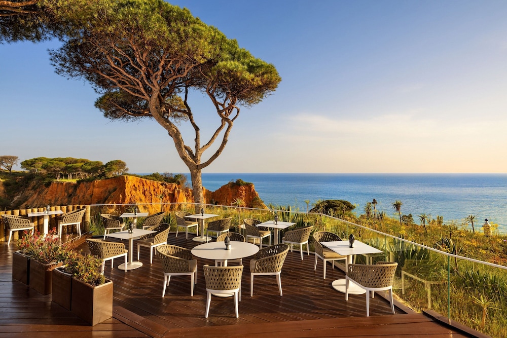 Pine Cliffs Residence, a Luxury Collection Resort, Algarve — Restaurant & bars in Albufeira, Faro