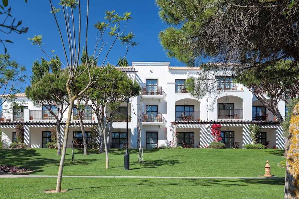 Pine Cliffs Residence, a Luxury Collection Resort, Algarve — Hotel building in Albufeira, Faro